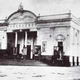 Spostandoci di un isolato ci fermiamo in via Cognetti ad angolo con via Buozzi. Alle spalle del Teatro Petruzzelli, il 31 ottobre 1914, veniva inaugurato il �Cavour�, uno dei tanti cinema e teatri scomparsi oggi dalla mappa cittadina
